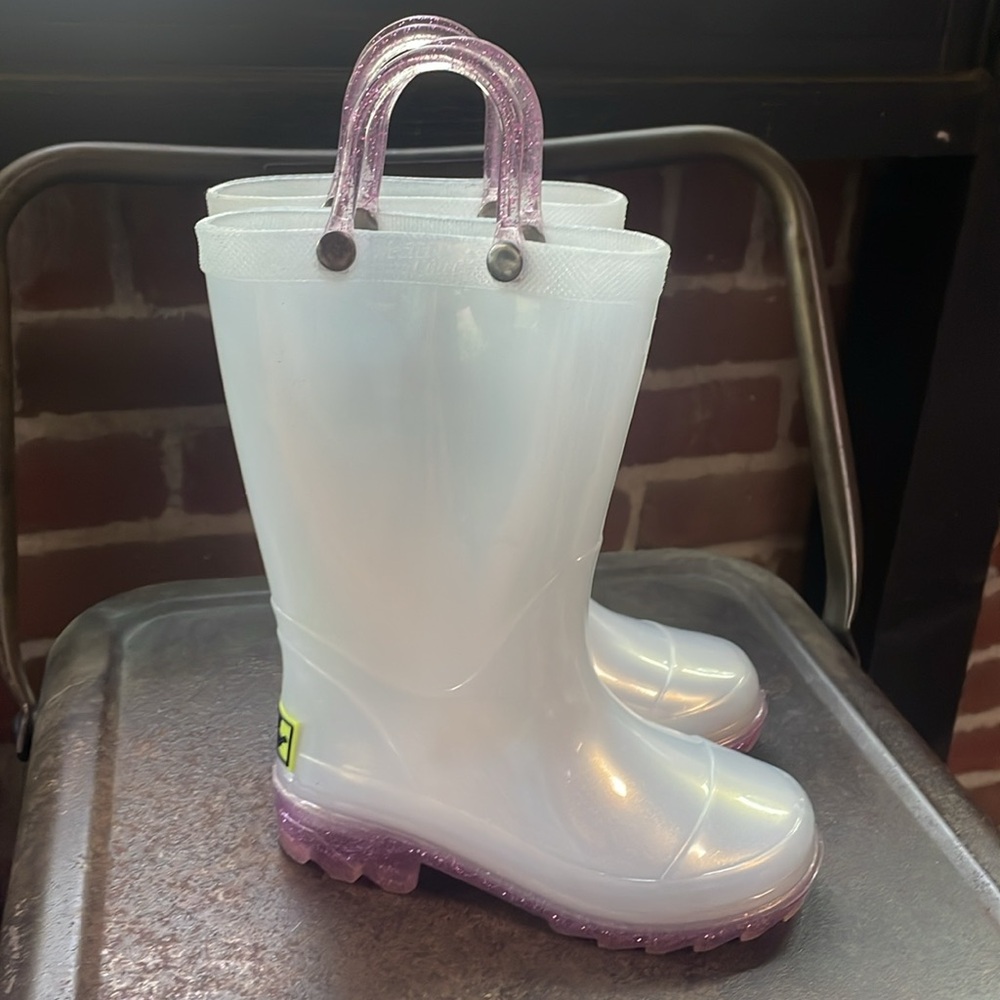 Western Chief Girls White Pearlescent Rain Boots with Pink Handles
